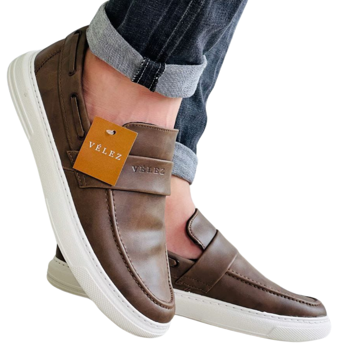 Descubre la Elegancia y Comodidad de los Zapatos Vélez para Hombre Mocasines en Onlineshoppingcenterg. ¿Estás buscando el par perfecto de zapatos Vélez para hombre que combinen estilo, comodidad y calidad? ¡Ha llegado al lugar indicado! En Onlineshoppingcenterg, entendemos tu pasión por lucir bien y sentirte cómodo al mismo tiempo. En este artículo, te guiaremos a través de una variedad de opciones en zapatos Vélez para hombre, desde los casuales hasta los deportivos, y te proporcionaremos información valiosa sobre precios, lugares de venta y dónde encontrar estos elegantes zapatos en Bogotá y Cali. ¡Sigue leyendo y prepárate para darle un impulso a tu estilo con los zapatos Vélez!  Zapatos Vélez para Hombre Mocasines: Elegancia en Cada Paso Cuando se trata de zapatos Vélez para hombre, la elegancia se encuentra en cada detalle. Estos zapatos son conocidos por su artesanía de alta calidad y diseño sofisticado. Ya sea que necesite un par de zapatos casuales para el día a día o esté buscando una opción deportiva para mantenerte activo, Vélez tiene la respuesta.  Zapatos Velez para Hombre Mocasines Casuales: Estilo sin Esfuerzo Los zapatos casuales Vélez para hombre son ideales para aquellos momentos en los que deseas lucir elegante sin esforzarte demasiado. Con una amplia variedad de estilos, desde mocasines hasta zapatos derby, Vélez ofrece opciones que complementarán tu guardarropa casual de manera impecable. La versatilidad de estos zapatos los convierte en una elección perfecta para reuniones informales, salidas con amigos o incluso para la oficina en un ambiente relajado.  Zapatos Vélez para Hombre Mocasines Deportivos: Comodidad en Movimiento Para los hombres que valoran la comodidad y el estilo mientras están en movimiento, los zapatos deportivos Vélez son la elección ideal. Están diseñados con materiales de alta calidad y tecnología de vanguardia para brindarte el soporte que necesitas durante tus actividades físicas. Ya sea que practiques deportes o simplemente disfrutes de un estilo de vida activo, los zapatos deportivos Vélez para hombre te mantendrán cómodo y con estilo.